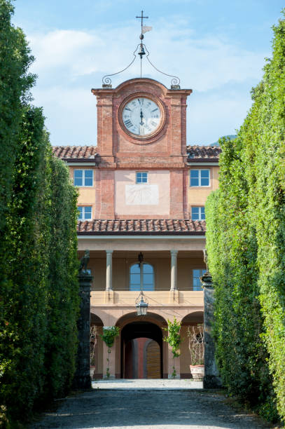 La torre dell'orologio in fondo al viale alberato di Marlia