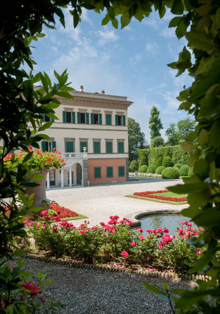 Il giardino formale della Villa Reale visto tra la vegetazione