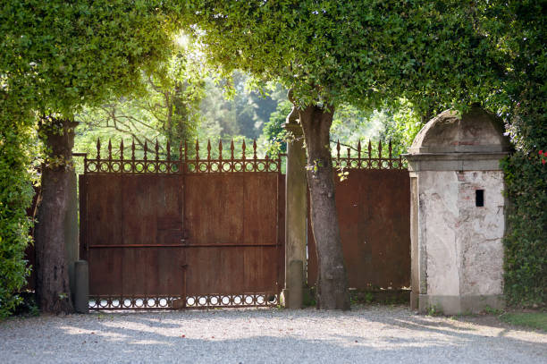 Un antico cancello d'ingresso della Villa Reale di Marlia