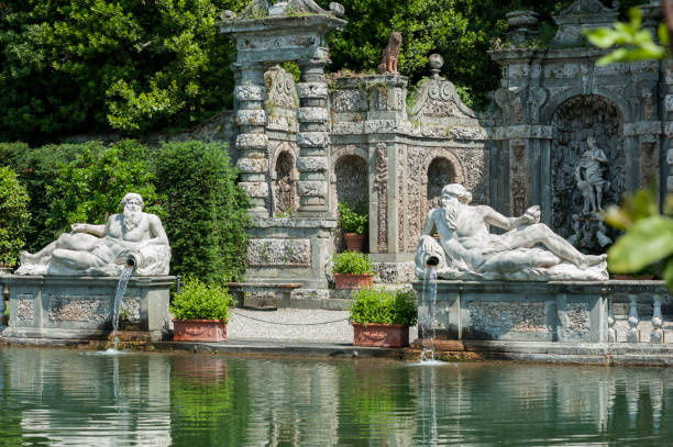Fontana monumentale con statue nel parco della Villa Reale di Marlia